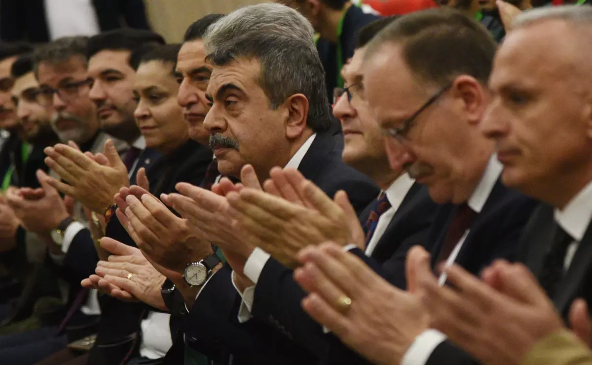 bakan-tekin-turkiyede-basortusu-sorunu-geride-kaldi-MHnJNNOb.jpg