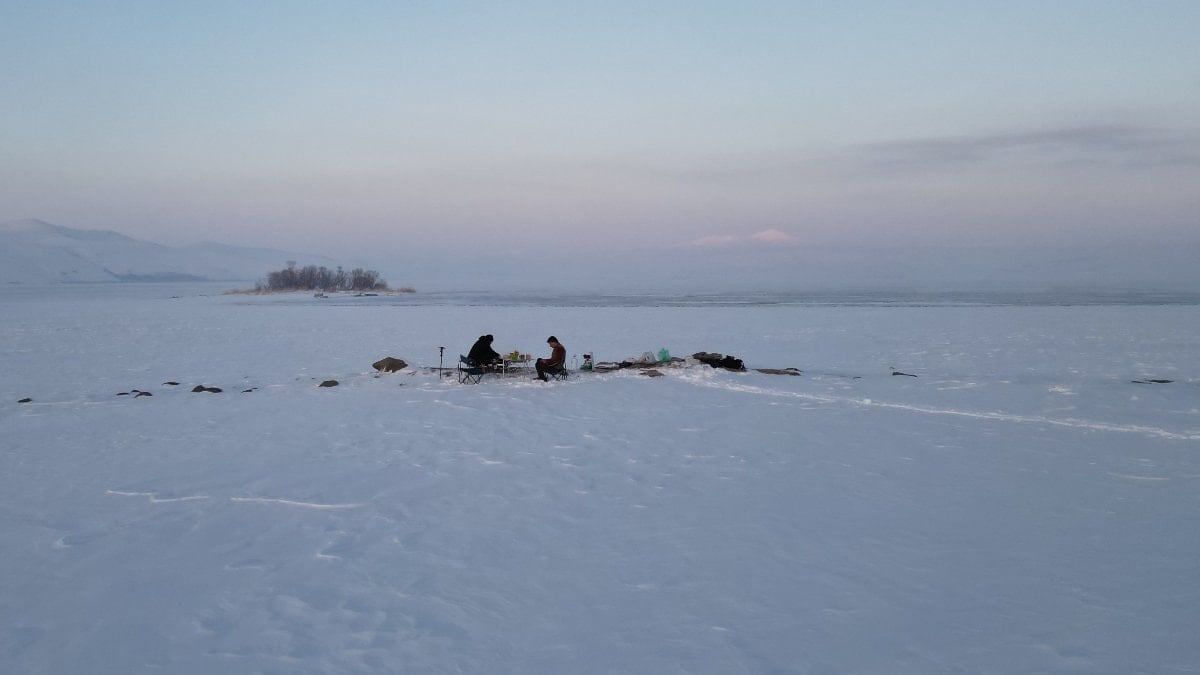 bitliste-tum-goller-buz-tuttu-lS2484k5.jpg