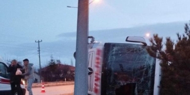 burdurda-yolcu-otobusu-devrildi-12-yarali-kw2NyJUL.jpg