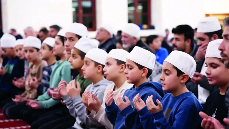 eller-islam-dunyasi-icin-semaya-acildi-FE3FWd3s.webp