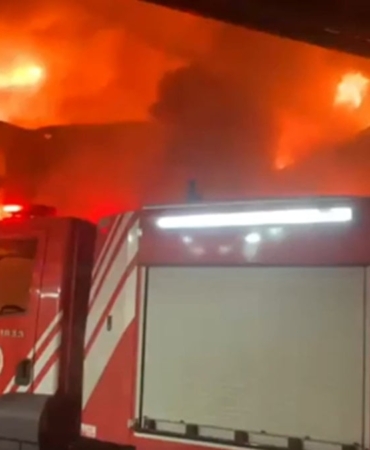 iscilerin-kaldigi-konteyner-yatakhane-alevlere-teslim-oldu-O5WlpAtV.jpg