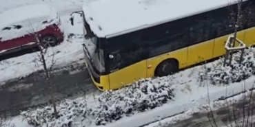 kar-yagisi-olumsuz-etkiledi-istanbulda-tir-kaza-yapti-otobus-yolda-kaldi-Gk6m7Nd5.jpg
