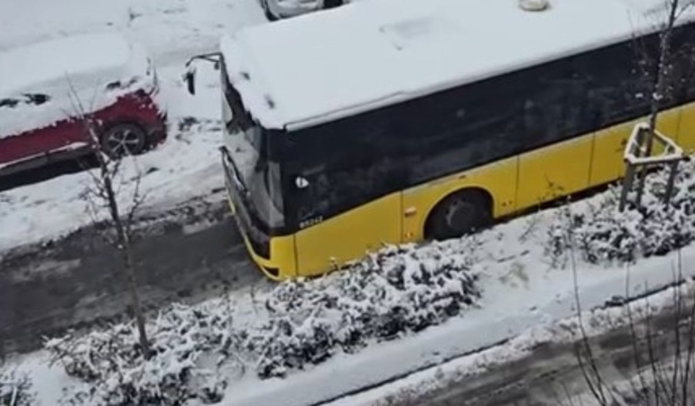 kar-yagisi-olumsuz-etkiledi-istanbulda-tir-kaza-yapti-otobus-yolda-kaldi-Gk6m7Nd5.jpg
