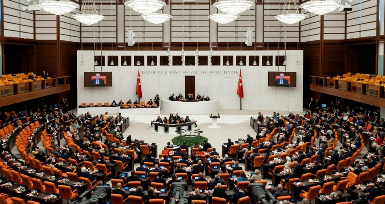 ozgur-ozel-de-aralarinda-10-vekilin-dokunulmazlik-dosyalari-tbmmde-BFLiyMX6.jpg