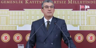 carpici-iddia-chpli-gokhan-gunaydinin-gozu-ozgur-ozelin-koltugunda-YChKE4Ql.webp