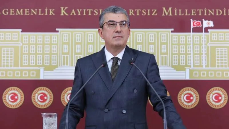 carpici-iddia-chpli-gokhan-gunaydinin-gozu-ozgur-ozelin-koltugunda-YChKE4Ql.webp