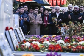 eski-basbakanlardan-necmettin-erbakan-kabri-basinda-anildi-LTJVZ8Pi.jpg