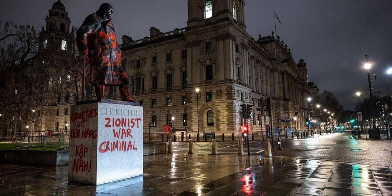 londrada-churchill-heykeline-protesto-siyonist-savas-suclusu-yazildi-tKZOeiZN.jpg